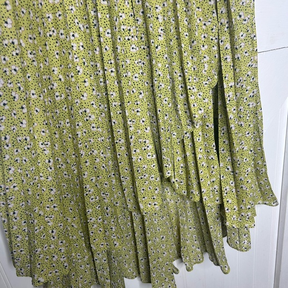 Lush Green Floral Asymmetrical Midi‎ Shirt Size Small - Picture 3 of 4